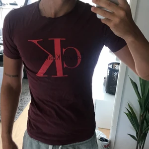 Röd Calvin Klein t-shirt storlek S - Röd Calvin Klein t-shirt storlek S. Lite sliten i trycket där av priset. Billigare vid snabb affär.