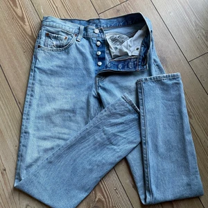 Levis jeans - Levis 501 skinny jeans i Strl s. Köpt på Holmlunds Uppsala 3 år sedan, Använda och i finfint skick! Skulle säga att dem sitter som en stuprörsmodell nere vid benen och slutar precis ovanför foten på mig som är 173 cm. Jag har tyvärr växt ur dem, skicka iväg ett meddelande för mer bilder eller frågor!:) 