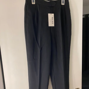 Helt nya Kostymbyxor - Säljer dessa helt nya kostymbyxorna i storlek 36 som inte riktigt var i min stil, anledningen till att jag inte kunnat skicka tillbaka dem är för att det gick för lång tid. Tveka inte på att höra av dig vid övriga frågor eller funderingar 🥰 Frakten är inkluderad i priset! Har även dessa byxor i storlek 40 som jag säljer 