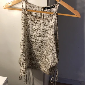 linne från zara - storlek xl men passar mig som har s/m i vanliga fall. använd fåtal gånger. frakten är inräknad i priset.