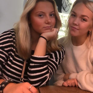 Randig tröja - Super mysig randig tröja ifrån HM som är har lite fleece liknande material! Super skön verkligen och lite oversized och skön! Använd en hel del men finns inga skador! Hör av er för fler bilder🤍🤍