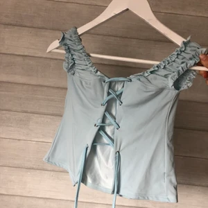 BRIGERTON DRÖM - Drömmig ljusblå topp köpt i en vintage affär i Spanien 💙🦋🧵🐠🦕🫐🧢🪁🌀