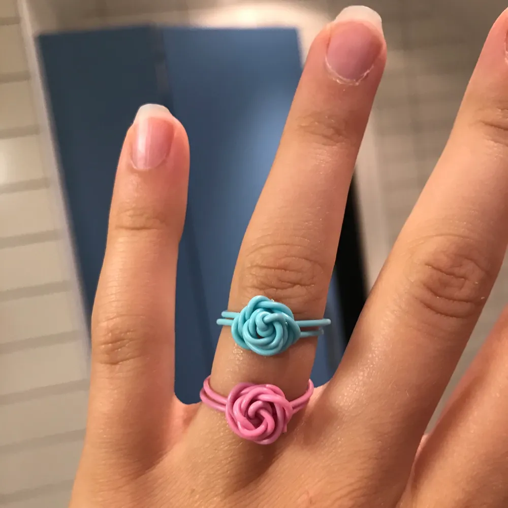 Fin ring som ser ut som en ros. På bild 3 finns det alla färger man kan välja mellan. Finns i alla storlekar. (Fråga oss om du inte vet hur du mäter din storlek)💗. Accessoarer.