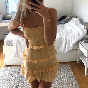 Bershka klänning - Säljer denna populära och slutsålda klänningen från Bershka. Köpt här på plick men har aldrig använts! Buda från 300 eller köp direkt för 400 (inte mina bilder) KLÄNNINGEN ÄR SÅLD