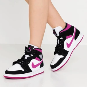 37,5-38 - Söker dessa Jordan 1 i storlek 37,5 eller 38 möjligtvis 38,5 till ett rimligt pris inte mer än 1500:-