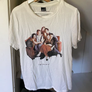 Friends t shirt - T shirt med friends tryck från ginatricot, strl s💖 skriv om du undrar något!