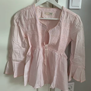 Odd Molly blus  - Helt ny odd Molly blus. Storlek 1 (XS) tagsen borttagna. Djur och rökfritt hem.  Skickas endast med Postnord spårbart. Ansvarar inte för postens slarv. Mina plagg skickas i vadderat kuvert.  Kolla in mina andra annonser, stor garderobs rensning! Om du har några frågor skicka meddelande! 