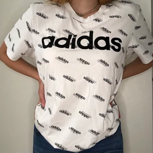 Adidas t-shirt  - Jätte snygg oversized tröja