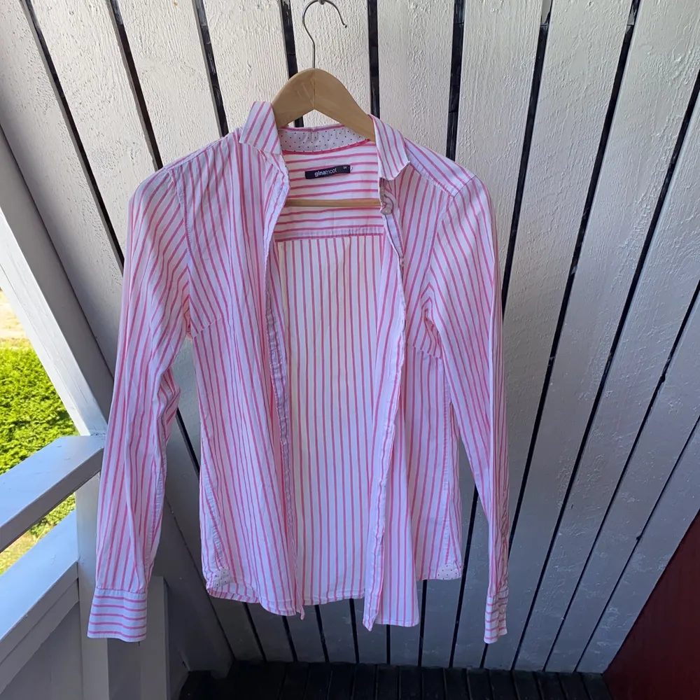 Vit rosa-randig skjorta ifrån Gina Tricot. Storlek 34. Fler bilder kan fås💕. Skjortor.
