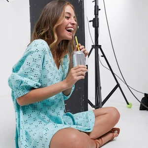 Asos turkos klänning - Jättesnygg sommar klänning från ASOS. Mintgrön med broderi, puffärm och v-ringning (bak och fram). Använd endast i 1-2 gånger, nästan i nyskick! Storlek 38, normal i storleken 