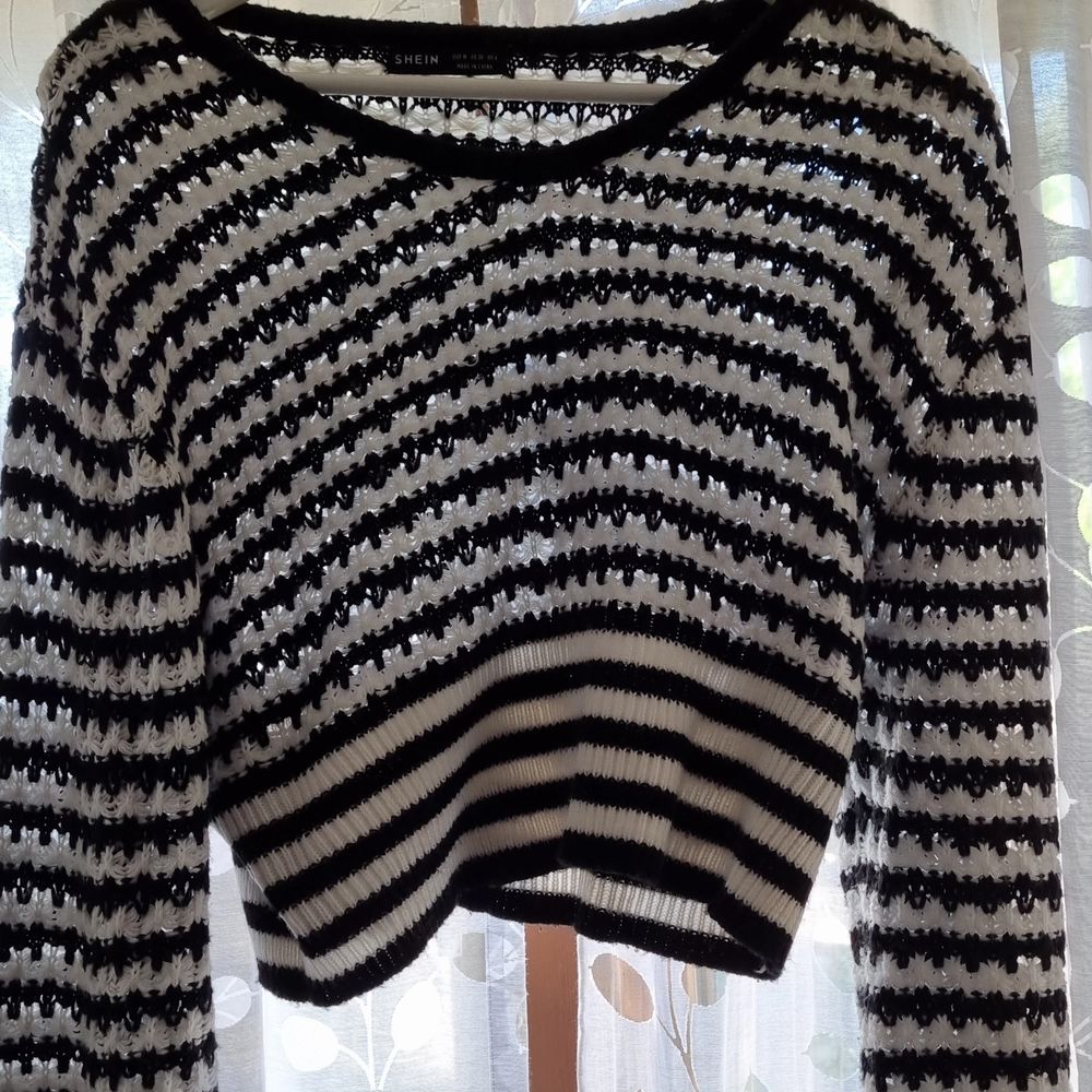 Size 38, black and white and black knitted sweater.. Stickat.