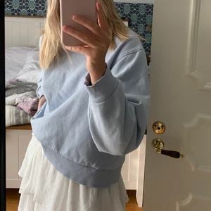 Sweatshirt Weekday - Sweatshirt från Weekday i en jättefin ljusblå färg och så skönt material! I strl. S men sitter lite oversized 