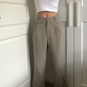 Kostymbyxor från Zara - Ljus/militärgröna kostymbyxor från Zara. Superfina att ha lågmidjat!! De är vida i benen och långa. Nyskick, lappen är kvar. Ifall flera är intresserade så blir det budgivning💗💗