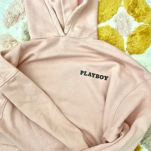 Playboy hoodie - Playboy hoodie från playboy x missguided. Den har tappat lite av sin färg men fortfarande väldigt fin och mysig ❣️ 