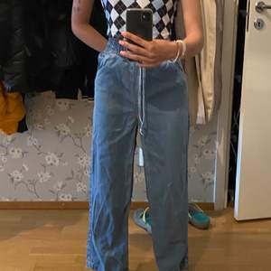 Wide jeans med snöre! Jätte fina i strl XS