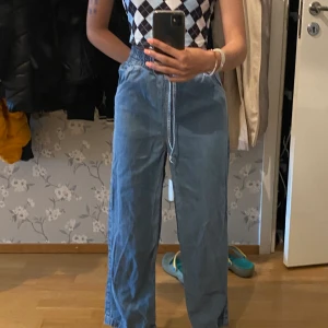 Wide jeans  - Wide jeans med snöre! Jätte fina i strl XS