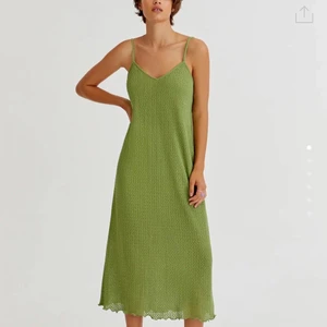 Grön stickad klänning XS - Helt oanvänd stickad klänning från Pullandbear. Säljes på grund av inte min smak.