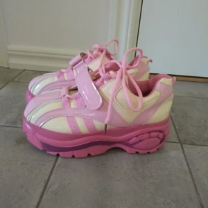 Rosa "buffalo"skor - Världens snyggaste skor! Är så ledsen över att behöva sälja med de är för små:(((. Köpta här på plick! Skulle säga att de passar 36 också och kaaanske till och med 37 (jag har vanligtvis 38 och de var bara lite för små)