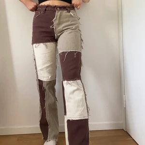 Jaded London Patchwork Jeans  - Galet fina och smickrande patchwork jeans från Jaded London i olika nyanser av brunt och vitt! Sitter som en smäck på mig som är en storlek 36. Inköpta våren 2020 på Zalando men är i fint skick och utan fläckar 🤍 skynda fynda! 