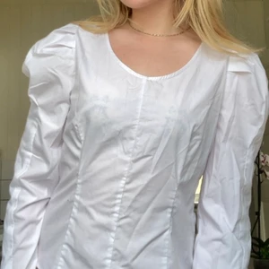 NAKD vit puffblus - Jättefin blus från NAKD med små puffärmar, helvit! Storlek 40 och använd en enda gång så hoppas att den hittar en bättre ägare 🦢 Frakt ingår!