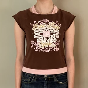 Brun babytee - Jättesöt babytee, med rosa detaljer. Frakt 37 kr💕