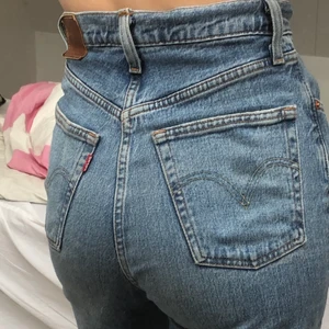 Levi’s jeans  - Bra skick! Jag är 158 cm ungefär! Skriv om du vill ha fler bilder eller om du har frågor🤍