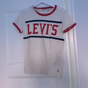 Oanvänd Levi’s t-shirt stl S - Aldrig använd. 