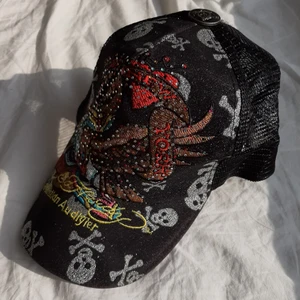 Ed Hardy keps - Säljer denna Ed Hardy keps vid bra bud. Köpt second hand så vet inte så mycket om den, vet alltså inte om den är äkta. Buda❤ skriv om du undrar nått. 