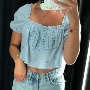 Zara topp - Intresse koll på min nyinköpta zara topp. SLUTSÅLD på hemsidan! Lappen hänger kvar sen den är helt ny. Storlek S. Pris: 150kr+ frakt😊