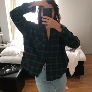 rutig skjorta - rutig skjorta från monki. sitter lite oversized på mig som oftast bär small. funkar även jättebra som en tunn kofta när den är uppknäppt. säljer pga kommer inte till användning 💕