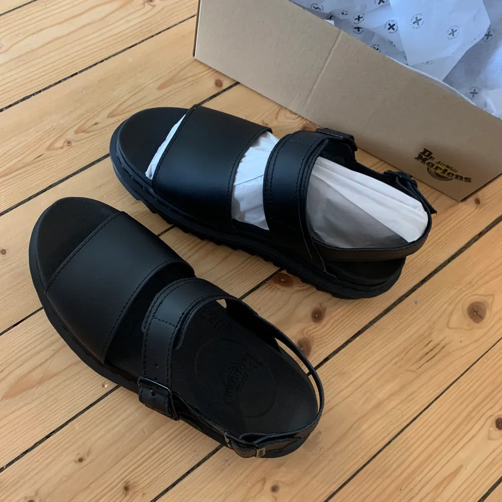 Snygga sandaler från Dr Martens i storlek 39 (UK 6). Helt oanvända.  Beställde fler och har behållit de i rätt storlek, jättesköna!  999 + frakt (kan mötas upp i Göteborg, då dras frakt bort). . Skor.