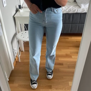 Jeans från madlady  - Köparen står för frakten (som tillkommer) och betalning sker via swish. Skriv för fler bilder samt frågor. Har en blekt fläck på låret, därav priset. Jag är 168cm lång.