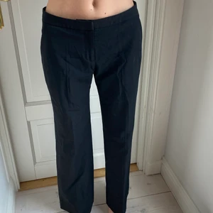 Kostymbyxor  - Kostymbyxor från Reiss, köpta secondhand men oanvända av mig. Mycket fint skick! Lågmidjade och raka i benen. Oklar storlek, står 42 i dem men skulle säga att dem är en 34/36! För korta på mig som är 174.