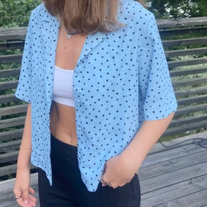 Blus - Säljer denna superfina blå blusen med svarta prickar på från monki! Storlek xs, säljer på grund av att den ej kommer till så mycket användning tyvärr! Frakt tillkommer och pris kan diskuteras!🥰 skriv för frågor eller funderingar 💞