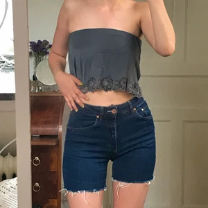 Acne jeans shorts - Shorts från acne i skönt tyg som formar sig efter kroppen. Storlek 29 i midjan 💞💞💞