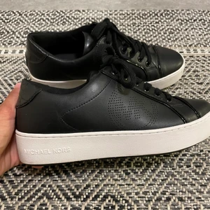 Michael kors skor i storlek 39 - Hej säljer mina Michael kors skor i storlek 39 har använt dem en gång, köpte dem dyra