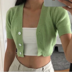 Grön croppad topp - Lägger upp igen pga oseriös köpare! Söt grön topp, storlek M/38 men passar mig som vanligtvis har 34💐 Om du köper fler saker från min sida kommer jag ge ett billigare totalt pris (inklusive frakt då)!💕 Köp direkt för 150kr+frakt