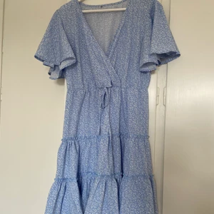 Sommarklänning  - Super fina sommarklänningar! Dom är knappt använda. 100kr/st eller 250kr för alla! Storlek S men passar M bra!