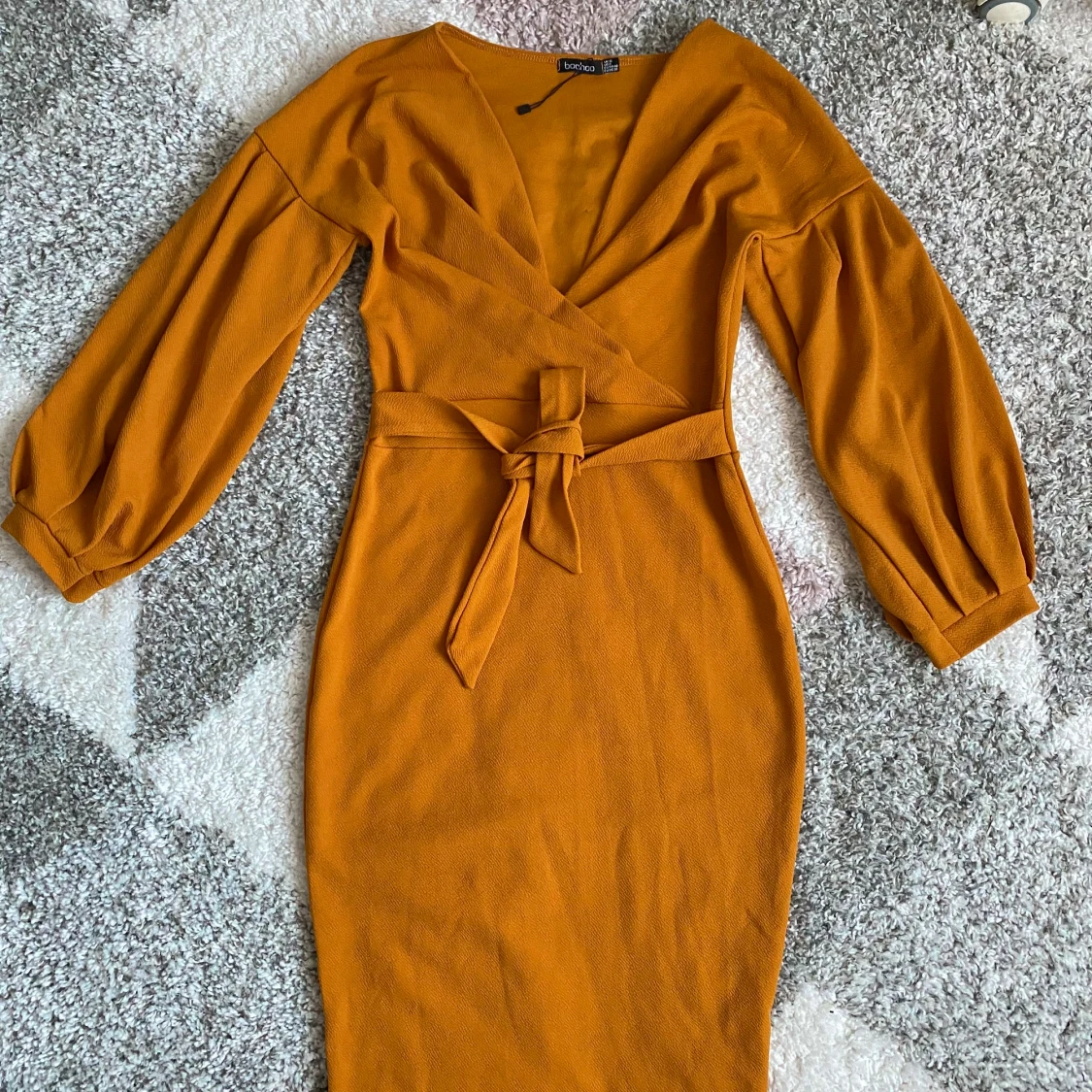 Midiklänning med knytband 