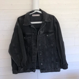 Jeansjacka - Superfin oversized svart jeansjacka i strl 44/46. Den är knappt använd och i väldigt fint skick. Nypris runt 500-600kr. Köparen står för frakten ✨