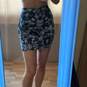 Ivyrevel kjol - Kjol från Ivyrevel. Väldigt stretchigt och mjukt material som sitter skönt och snyggt. Draperad fram.