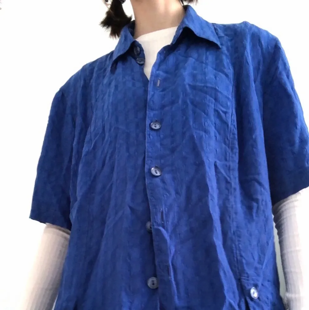 en supergullig blus köpt på beyond retro! den har inga skador och är som ny. materialet är lätt och luftigt så den är jättehärlig nu på sommaren speciellt eftersom den är kortärmad!!. Blusar.