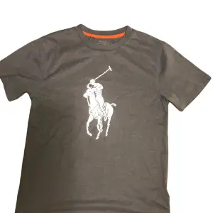 Polo T-shirt  Storlek s  Pris 109kr  Fraktar eller möts upp i Gbg 