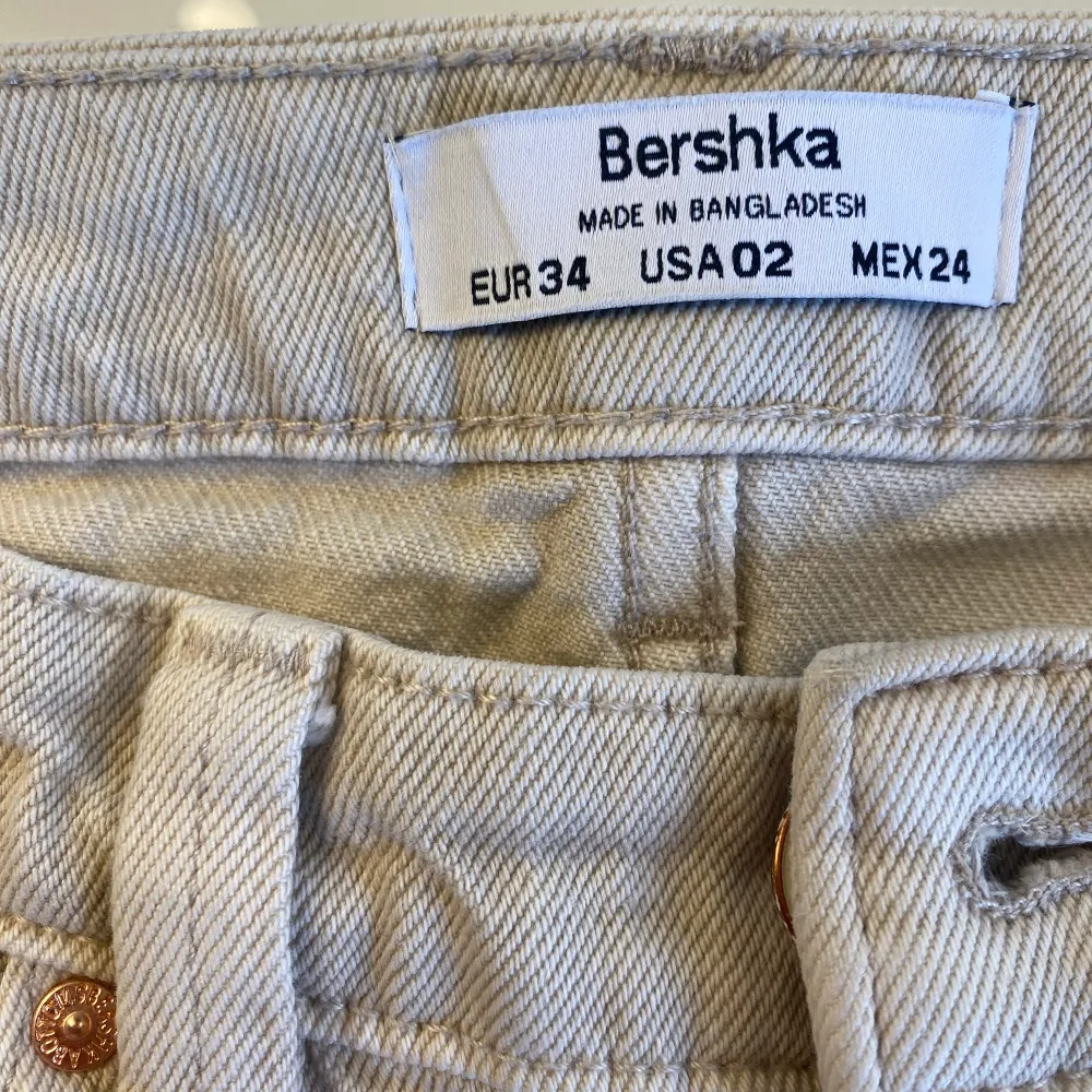 Beiga jeans med hål i från Bershka. Skulle säga att dem är straight/vida. Är 160 cm och de räcker ned till marken bra. Kan mötas upp eller frakta.. Jeans & Byxor.