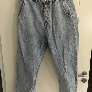Jeans Zara - Super bekväma och högmidjade jeans ifrån Zara. Storlek 42. 💙