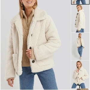 Teddyjacka - Jag säljer en skitsnygg och mysig jacka från Nakd. En perfekt helt osnvänd jacka nu till vintern! Det är samma jacka på båda bilderna, den ser lite mörkare ut i bild två men den är ljusare i verkligheten.  Köpte den för 929 kr, då den är helt oanvänd säljer jag den för 750 kr istället. Det är en stl. 32 men den är stor i modellen och skulle nog säga att den passar mer runt 34-38! 🥰 hör av dig vid intresse/frågor/fler bilder!! 😍❤️ Ps. Jag kan vara prutvänlig... 