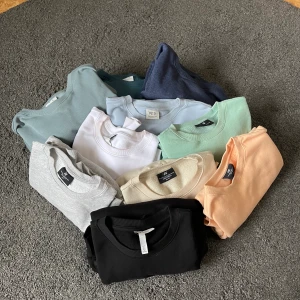 Tröjor  - En gäng tröjor i olika färger men samma modell, de är från herravdelningen på hm. Finns tröjor i storlek S och M så kom privat för mer info om de är någon speciell färg du vill ha. Nypris 99kr! man kan köpa en för 50kr och om man vill köpa fler kom privat