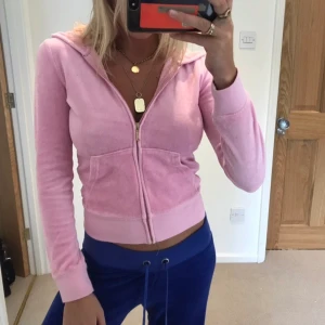 Juicy couture zip up - Super fin basic zip up hoodie från juicy coutures gamla kollektion i nyskick! Så mjuk!! 😍. Första bilden lånad! Puder rosa färg. (Syns bäst på bild 2). Köparen står för frakt. ❤️