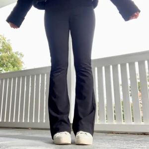 KOSTYMBYXOR - Säljer dessa superfina kostymbyxor som köptes i våras för ca 400 kr. Superbra skick och perfekta nu under hösten! Skriv gärna för mer info :)