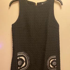 Desigual twiggy klänning med fickor - Knappt använd. Unik klänning. 